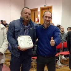 Abbadia San Salvatore. Consegnato dalla Céline Production il defibrillatore donato alla Saiuz Amiata